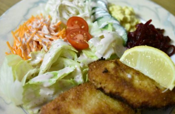 Schnitzel mit gemischtem Salat im Engel