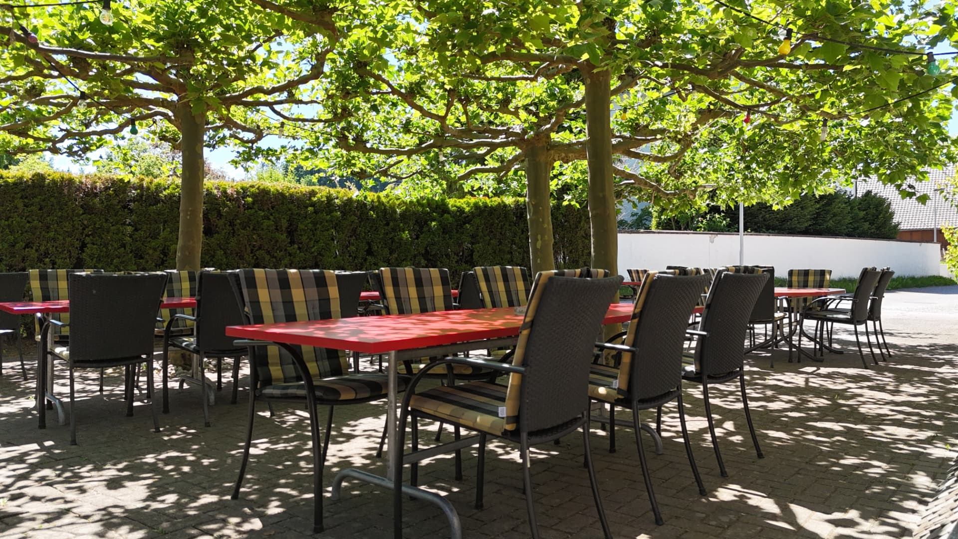 Tische im Garten