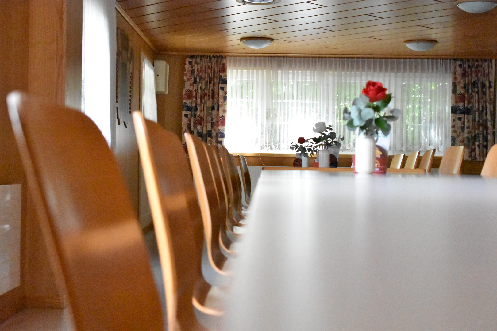 Saal mit langer Tafel