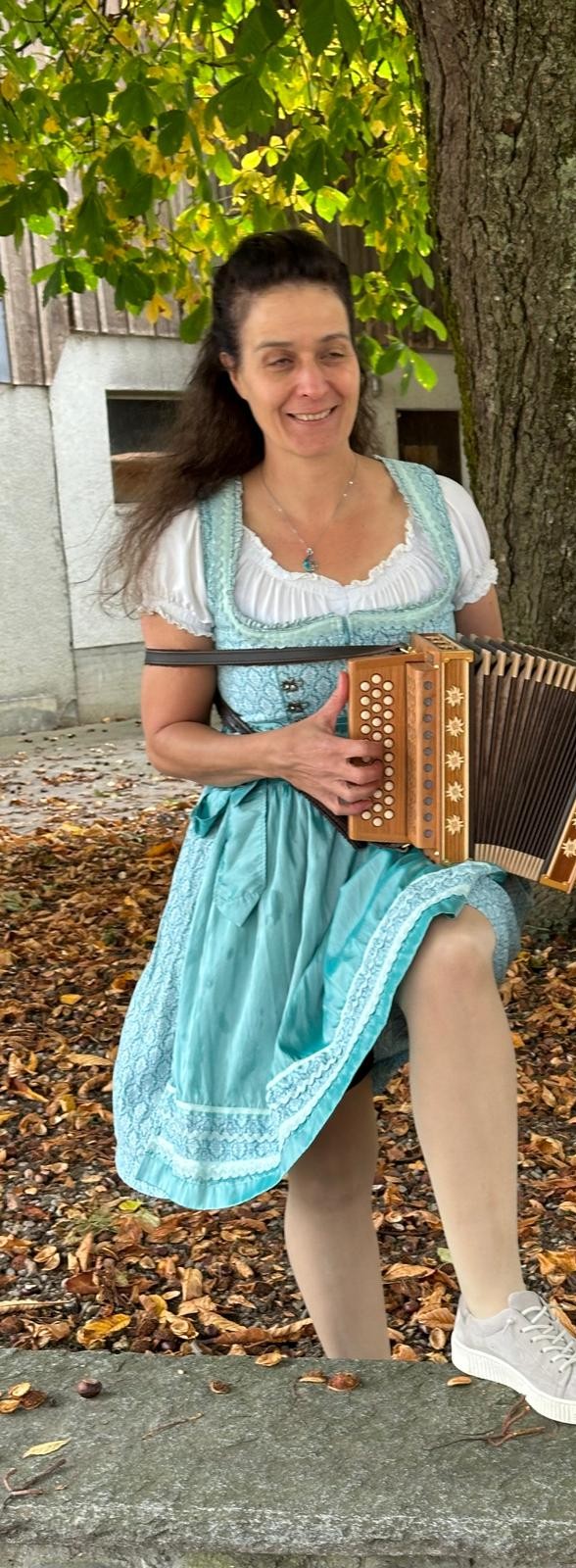 Örgeli-Spielerin