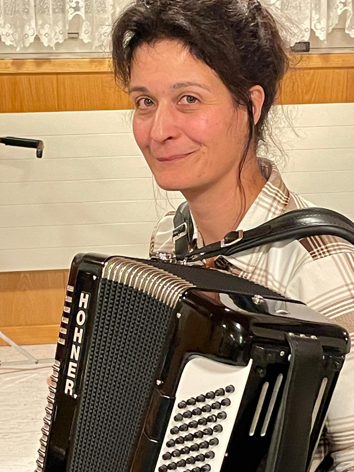 Örgeli-Spielerin mit Handorgel